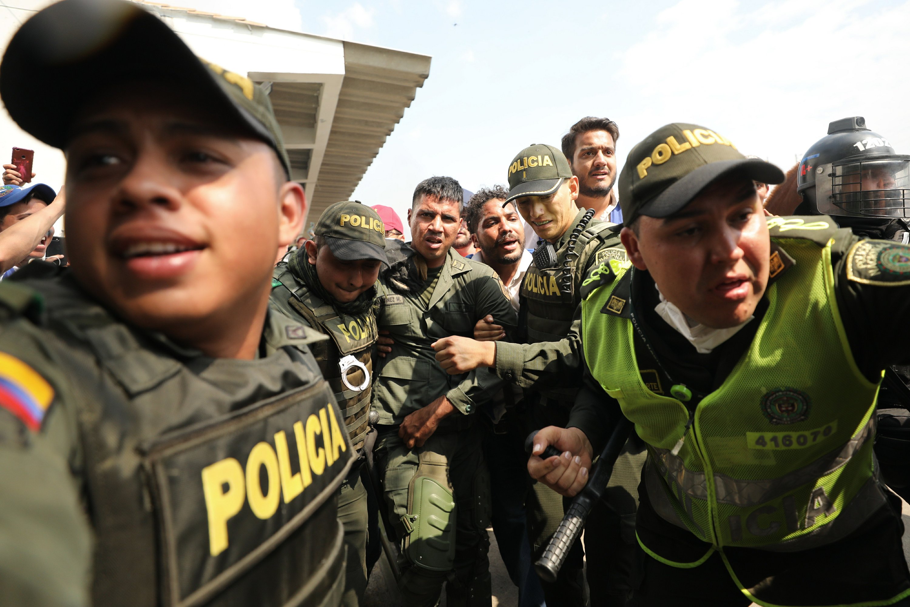 A soldier who defected is helped by Columbian Police