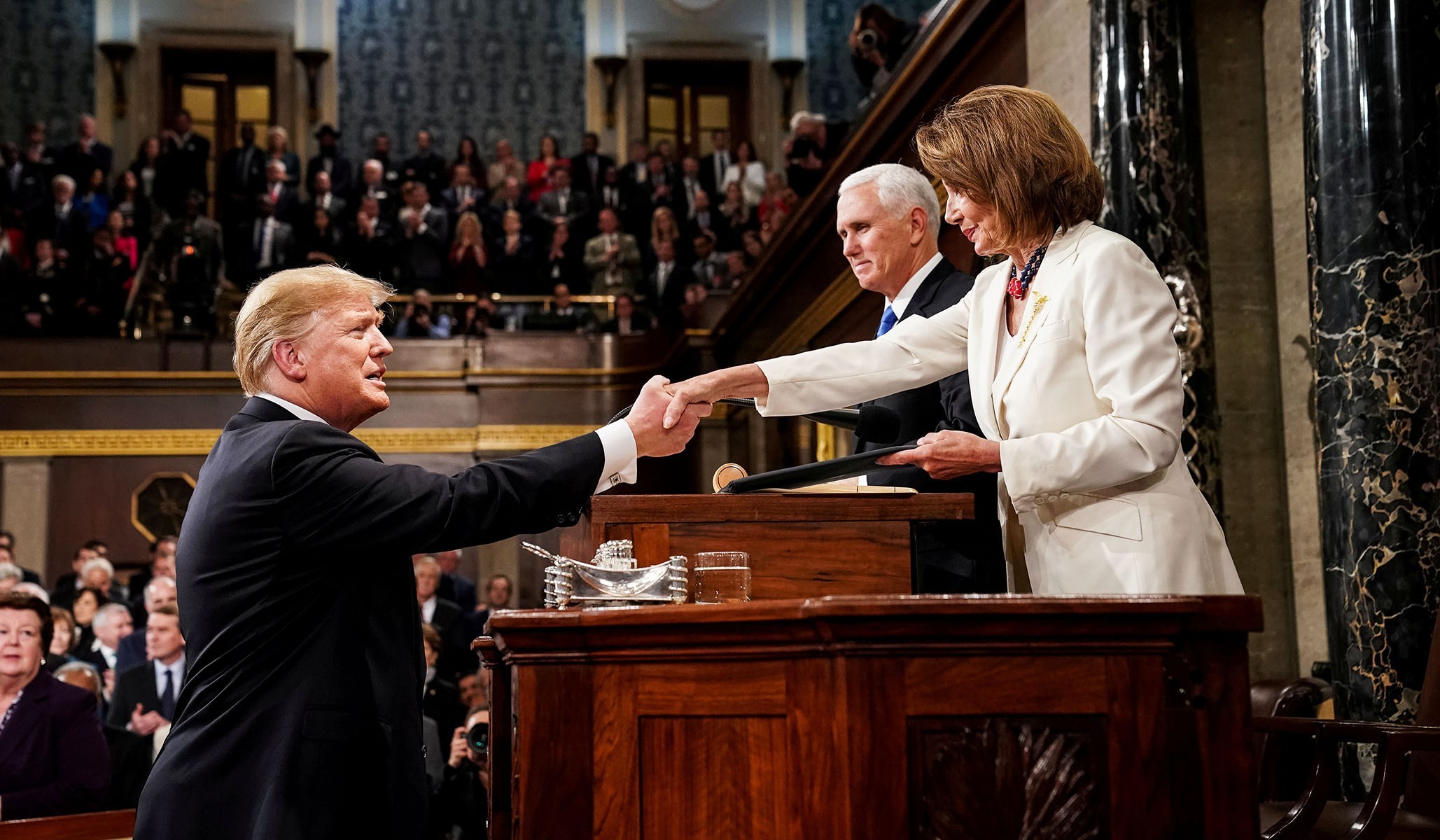 SoTU Trump shakes Pelosi's hand