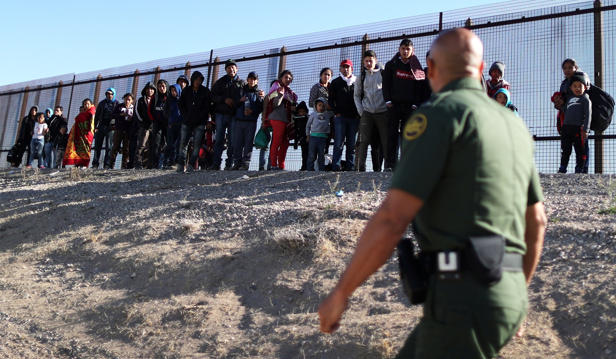 border-patrol-agent-views-central-american-migrants
