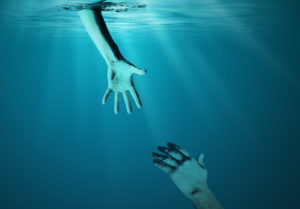 give help to drowning man