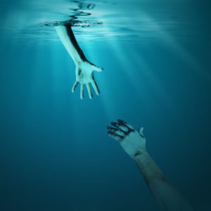 give help to drowning man