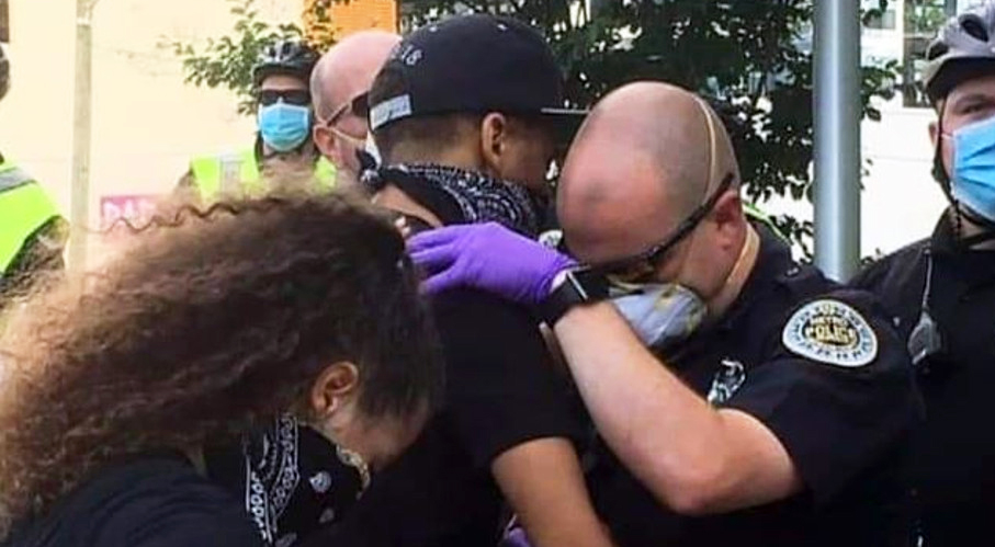 Nashville police officer prays with protestor