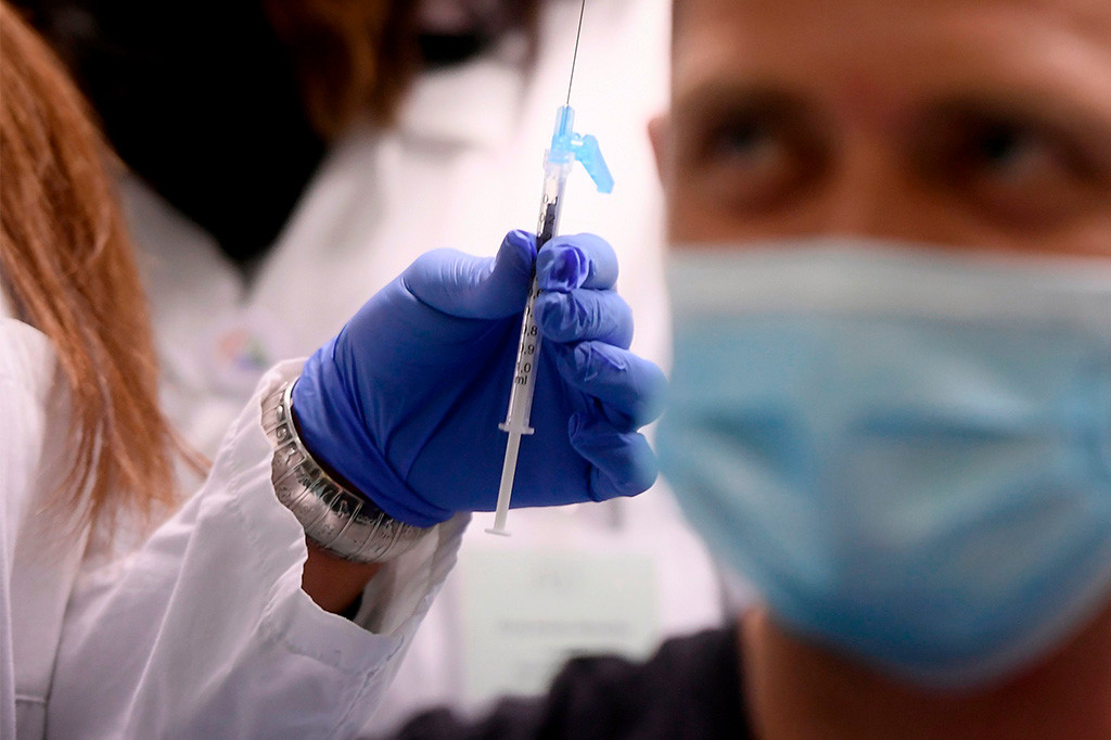 health-care-worker prepares covid-vaccine-