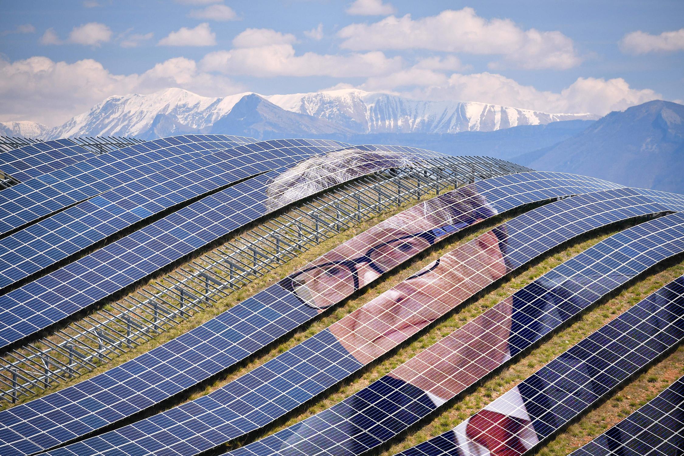 Bill Gates's image on Solar Panels