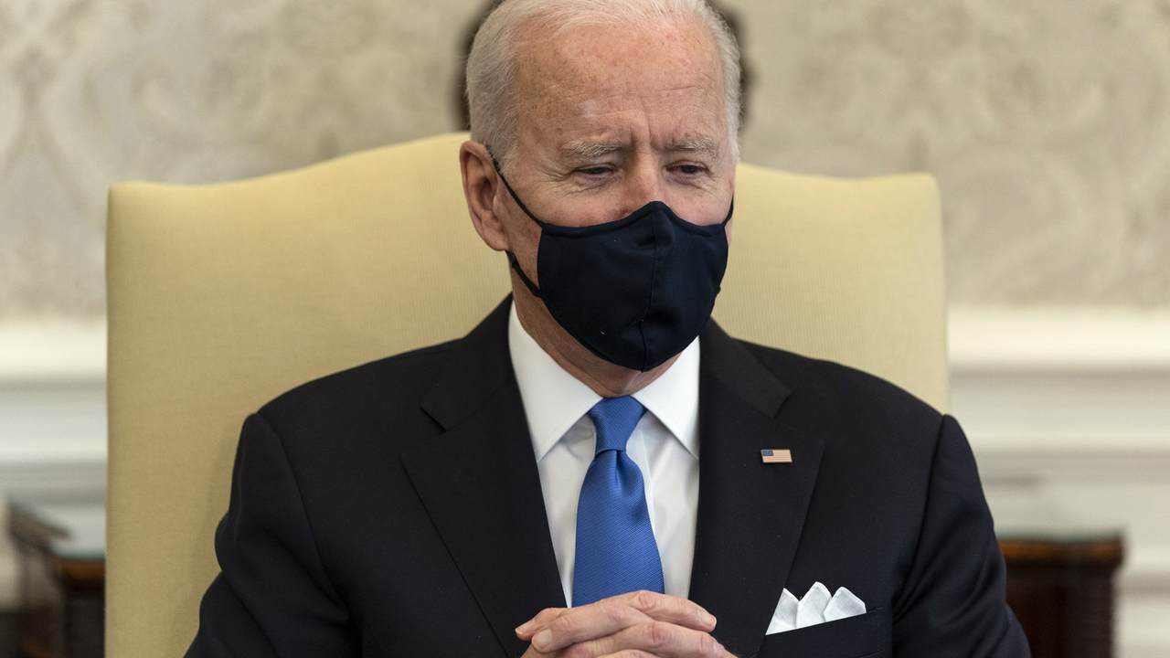 Masked Biden in Oval Office