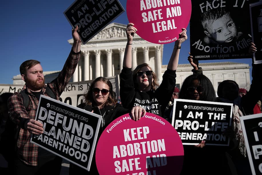 pro-life vs pro-abortion protesters