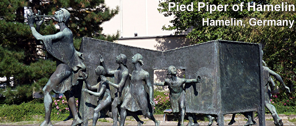 Statue - Pied Piper of Hamlin leading the children