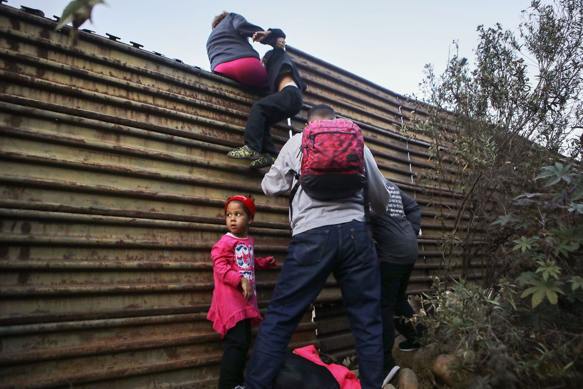 Illegal migrants cross border to US