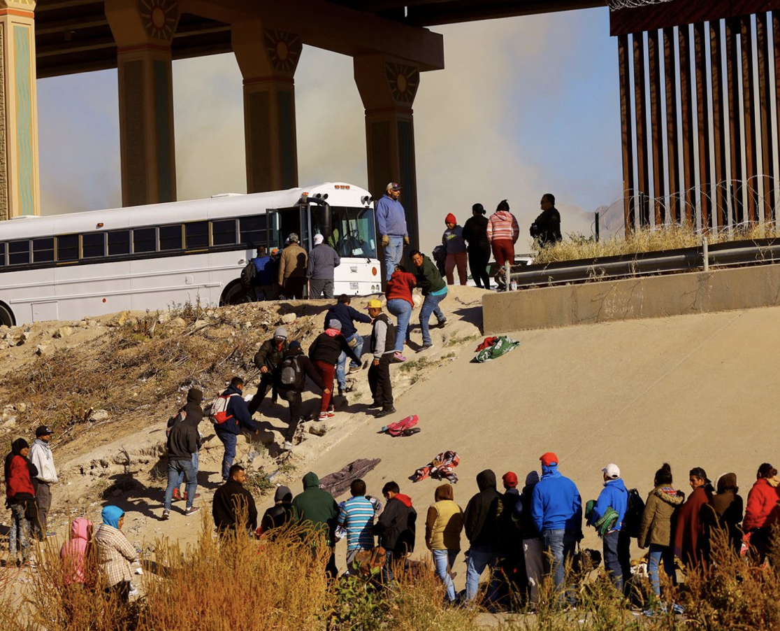 100's of illegal immigrants cross the border in LONG line