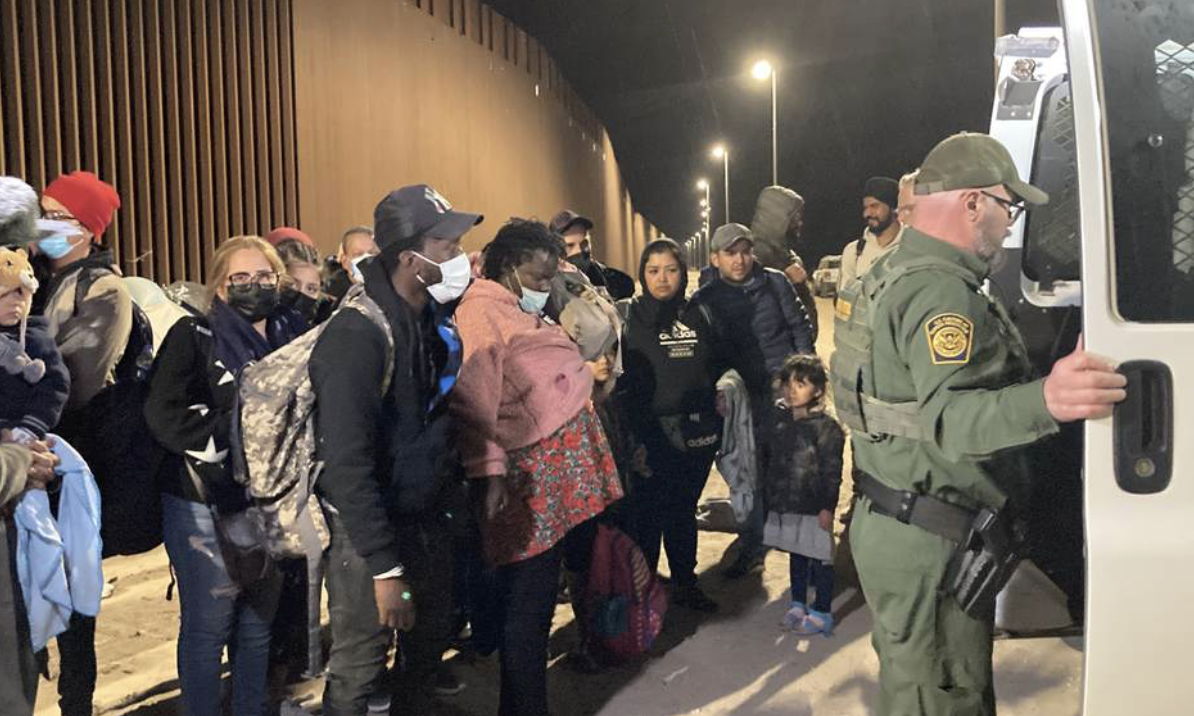 Border Patrol Agents bus illegeal immigrants