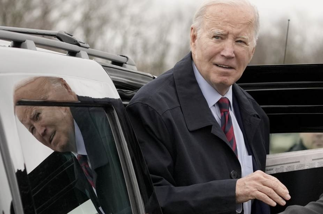 Biden exits car - looks frail