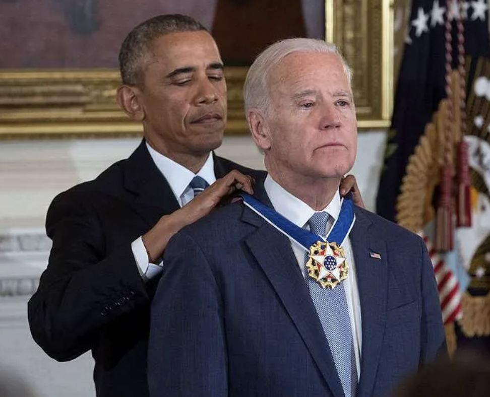 Obama fastens award around Biden's neck