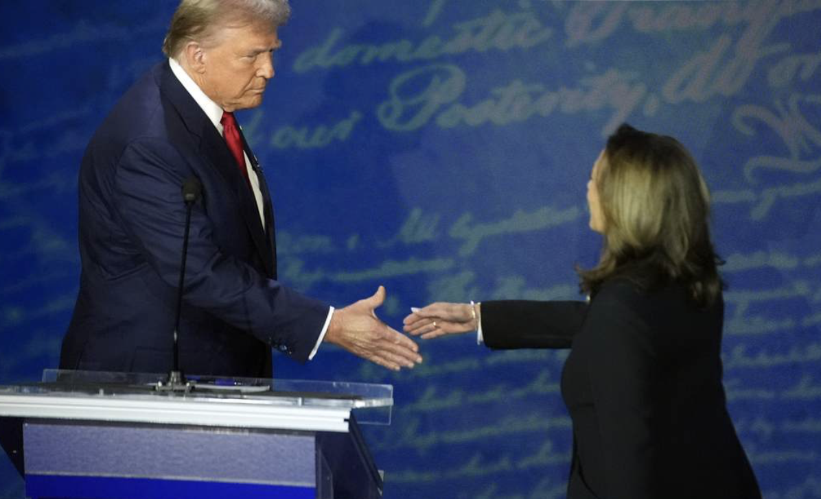 Harris shakes Trumps hand after debate