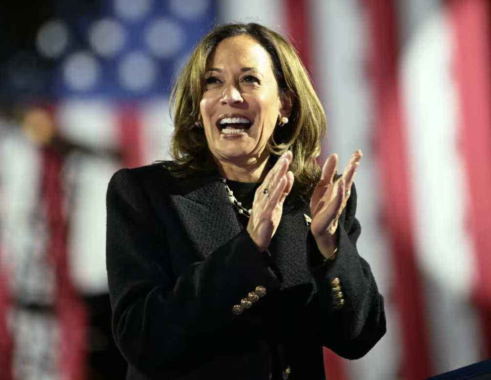 campaigning Kamala claps applauds smiles