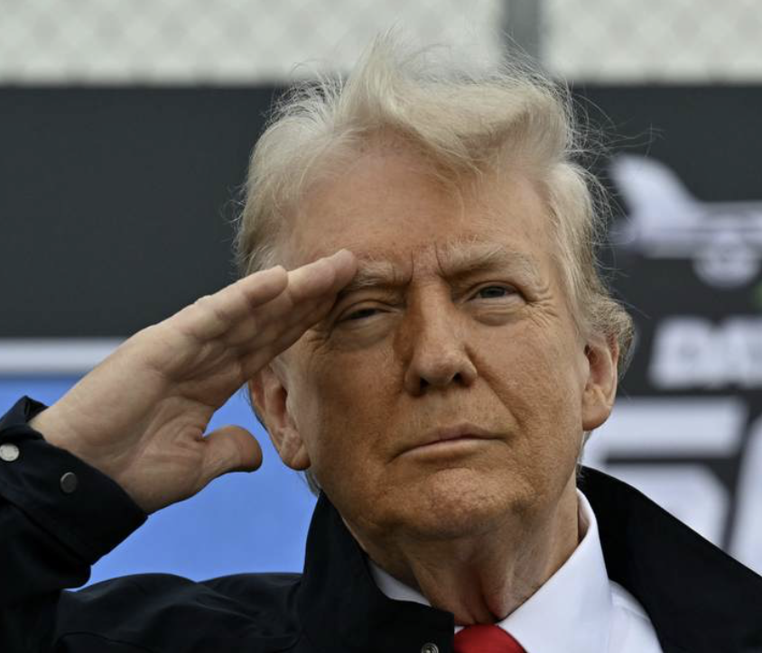 Trump salutes crowd at Daytona 500