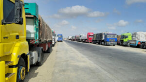 hundreds of UN aid trucks sit idle waiting